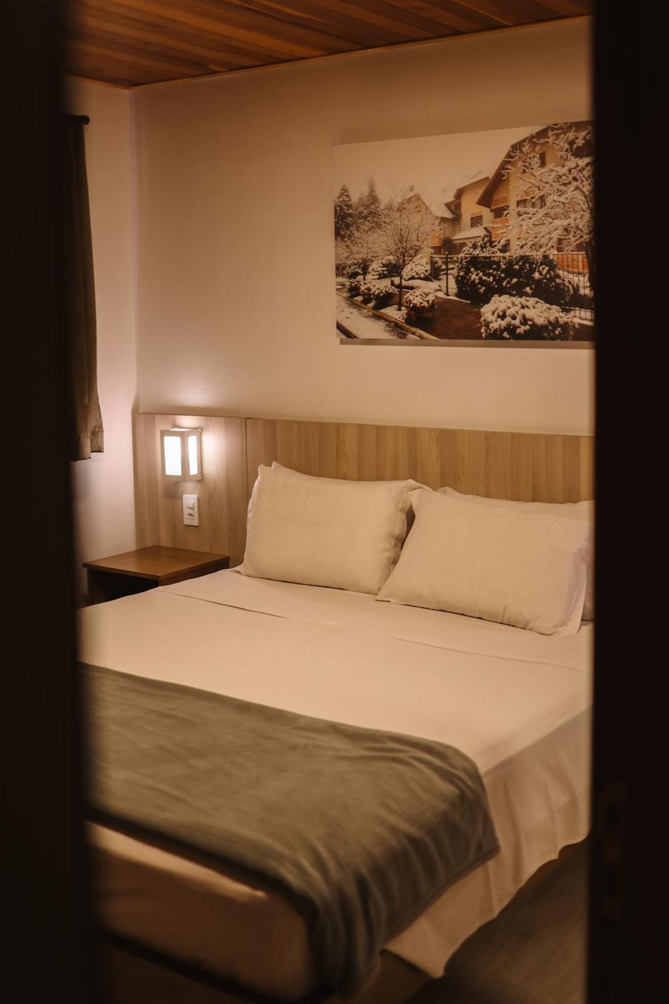 Quarto Econômico com Cama de Casal ou 2 de Solteiro
